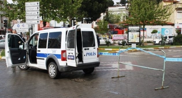 Yağış, Pazar Ve Araç Yoğunluğu Bir Araya Gelince Yol Trafiğe Kapatıldı