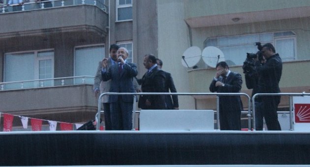 Yağmur Altında Miting