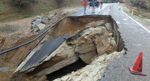 Çanakkale’nin Gökçeada ilçesinde sağanak yağmur sebebiyle köprü yıkıldı.
