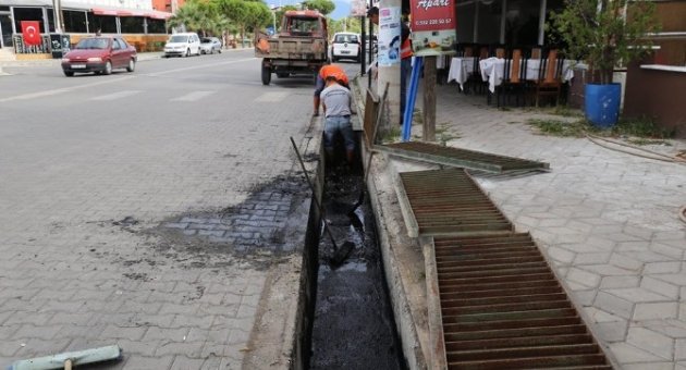 Yağmur Suyu Kanalları Temizleniyor