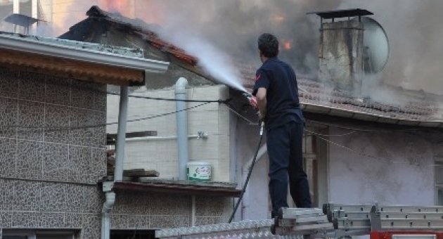 Yanan Ahşap Evi İtfaiye Ve Vatandaşlar Birlikte Söndürdü