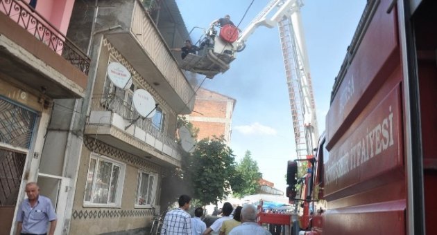 Yangında Mahsur Kalan Yaşlı Adamı İtfaiye Kurtardı