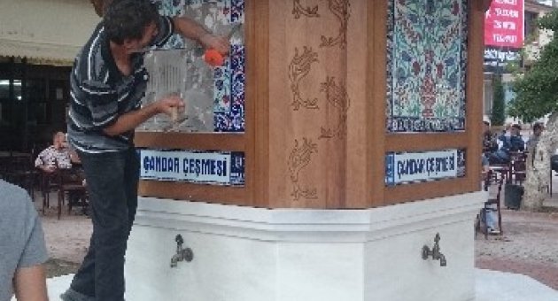 Yaptığı Çeşmenin Çinilerini Kendi Elleriyle Kırdı