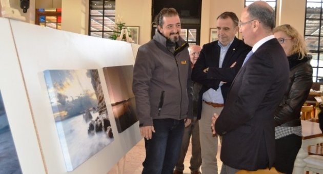 Yardımsever Fotoğraf Sanatçısına Kaymakam Ve Belediye Başkanından Plaket