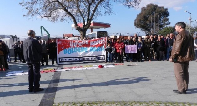 Yaşamını Yitiren Sığınmacılar İçin Denize Karanfil Bıraktılar
