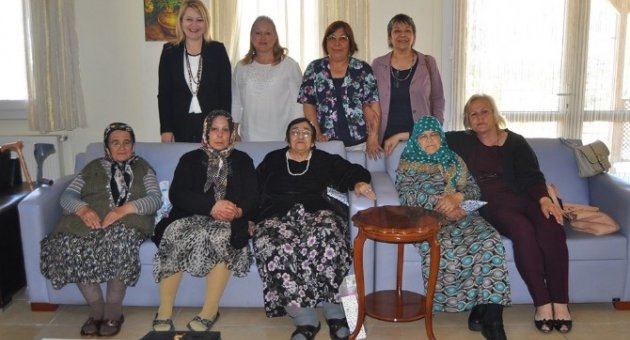 Yaşlılar Evine Anneler Günü Ziyareti