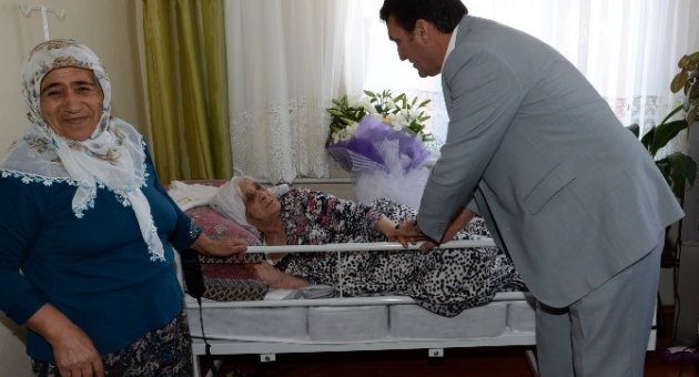 Yatalak Hasta Kadına Ortopedik Yatak