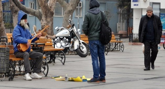 Yaz Kış Saz Çalıyor
