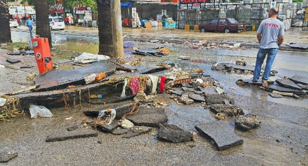Yaz Yağmuru İzmir’i Felç Etti
