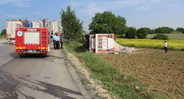 Yem Yüklü Tır Devrildi: 1 Yaralı
