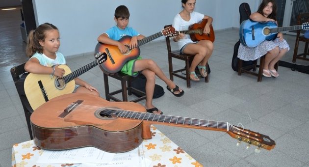 Yeni Foça’da Öğrencilere Gitar Kursu