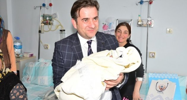 Yeni Yılın İlk Bebeklerine Belediye’den Ziyaret