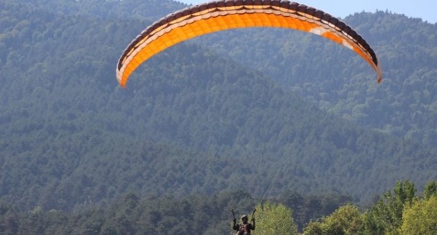 Yenicede Yamaç Paraşütçülerinin Uçuşları Sürüyor