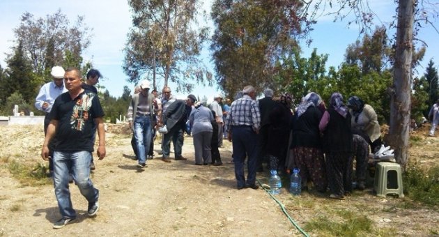 Yeniköy’de İmece Usulü Mezarlık Temizliği