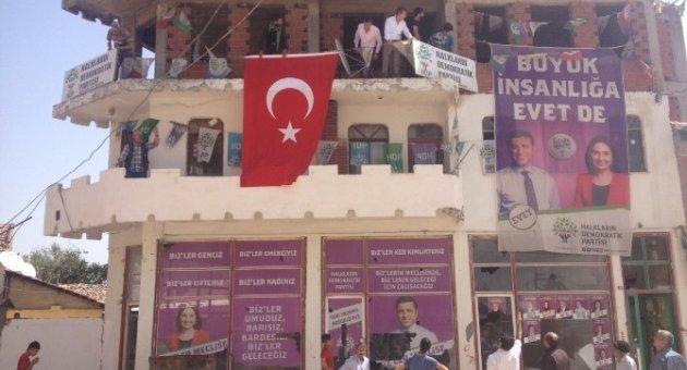 Yenişehir Belediye Başkanı Hdp Binasına Türk Bayrağı Astı