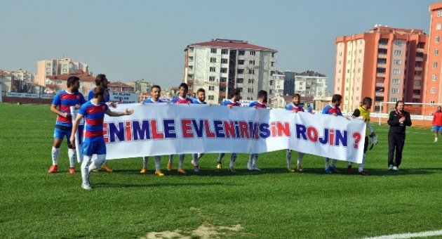 Yeşil Sahada Evlilik Teklifi