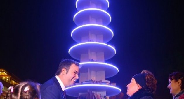 Yılbaşı Ağacı Yerine Kitap Ağacı