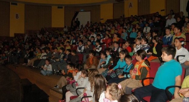 Yıldırımlı Çocukların Tiyatro Keyfi