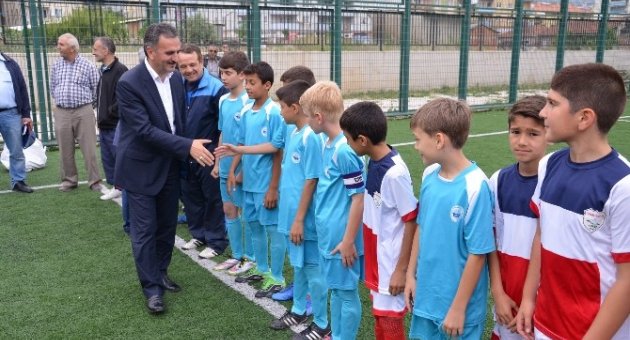 Yılmaz’dan Minik Futbolculara Destek