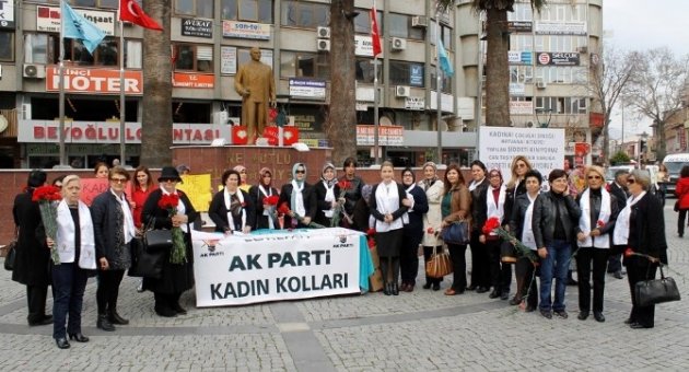 “molotof Atarak Değil Karanfil Dağıtarak Bu Günü Andık”