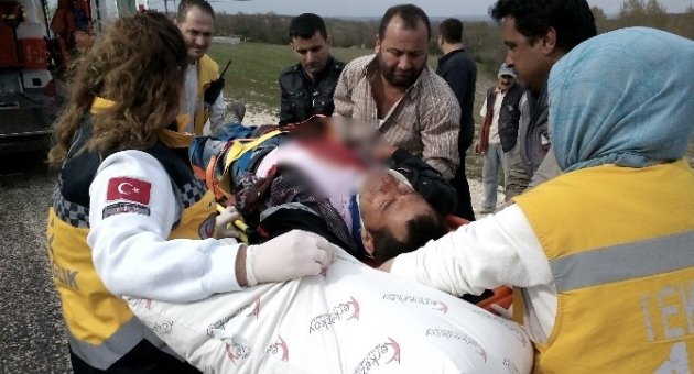 Yol Kenarında Bıçaklanmış Halde Bulundu