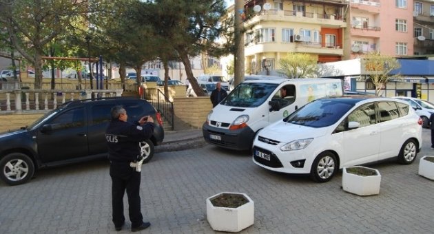 Yol Ortasına Bırakılan Araç Trafiği Karıştırdı
