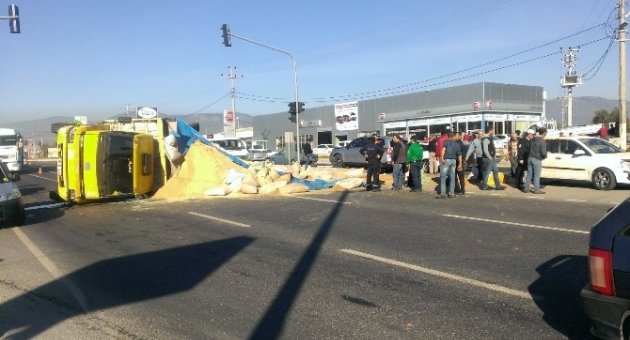 Yola Dökülen Tonlarca Talaş Kepçeyle Temizlendi