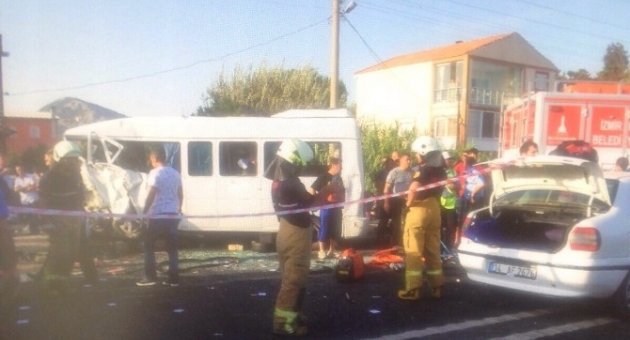 Yolcu Minibüsü İle Otomobil Çarpıştı: 2 Ölü, 16 Yaralı