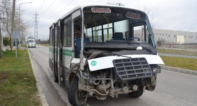 Yolcu Minibüsü Kamyona Çarptı: 1 Yaralı