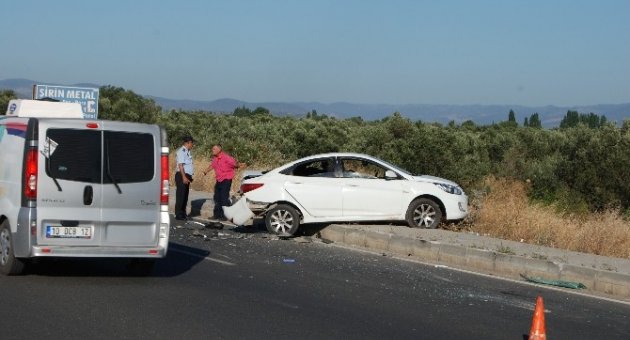 Yolda Arızalanan Otomobile Başka Araç Çarptı, 3 Kişi Yaralandı