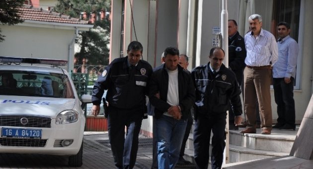 Yolda Bulduğu Kredi Kartının Şifresini Çözüp Hesabı Boşalttı