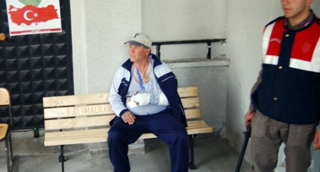 Yolda Önü Kesilen Adam Sopayla Dövüldü