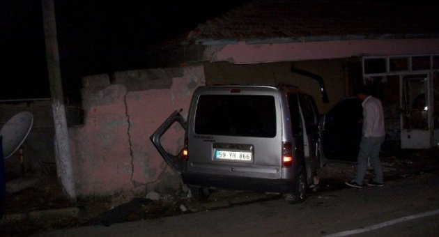 Yoldan Çıkan Araç Evin İçine Girdi: 3 Yaralı