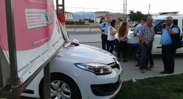 Yoldan Çıkan Otomobil Benzinliğe Daldı