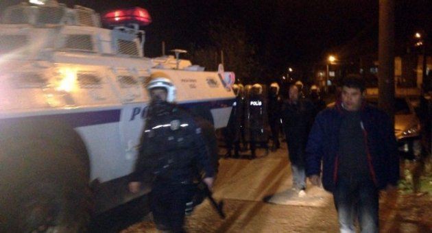 Yolu Ateşe Veren Gruba Polis Müdahalesi