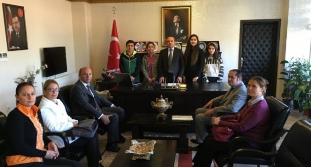 Yurt Dışına Gidecek Öğrenciler Kaymakam Öner’i Ziyaret Etti