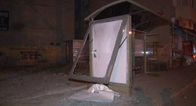 Yüzleri Maskeli Kişiler Otobüs Duraklarına Ve Atm’lere Saldırdı