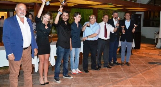 Zeytin İçin Yarışan Klasik Otoculara Kupaları Verildi
