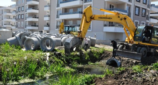 Zeytinli Mahallesi’nde Yağmur Suyu Hattı Döşeniyor