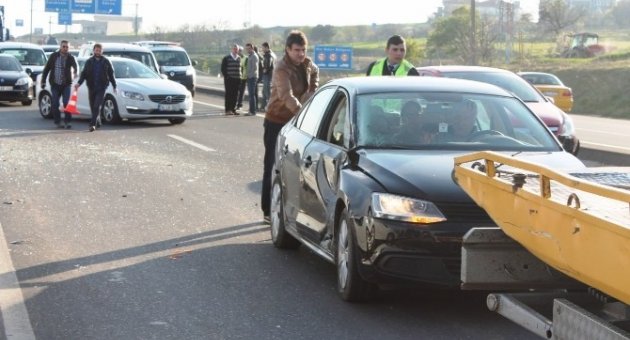 Zincirleme Kazaya Biri Yolcu Otobüsü, Biri Polis Otomobili Olmak Üzere 4 Araç Karıştı
