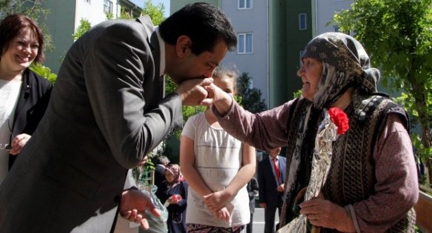 Zırhlıoğlu Annelerin Elini Öpüp Duasını Aldı