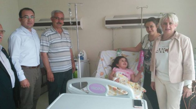 Çanakkale AK Parti Merkez İlçe Yöneticilerin ' den Hasta Çocuklara Moral Ziyareti
