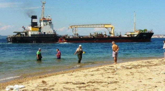 Çanakkale Boğazı&#039;nda Gemi Karaya Oturdu