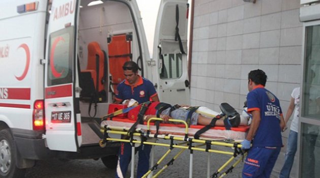 Çanakkale Ezine'de trafik kazası 4'ü ağır 8 kişi yaralandı.