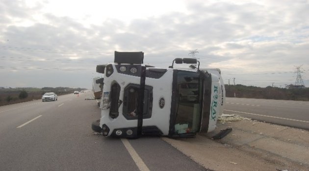 Çanakkale Karayolunda Tir Devrildi