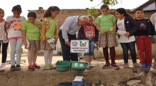 Çanakkale’nin Lapseki ilçesinde sokak hayvanları için değişik noktalara su ve yemek kabı yerleştirildi.