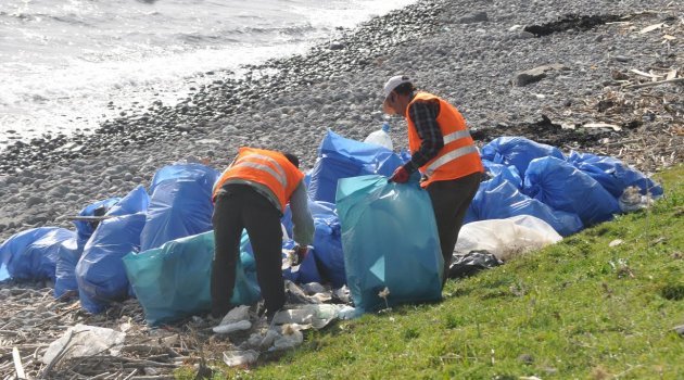 Çanakkale Sahillerinde Sığınmacılardan Arda Kalan Çöpler Temizleniyor
