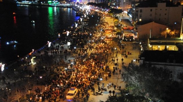 Çanakkale Zaferi'nin 101. Yılında Fener Alayı Coşkusu