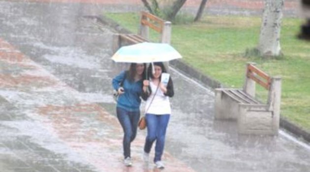 Çanakkale'de Fırtına ve Yağmur Etkili Oluyor