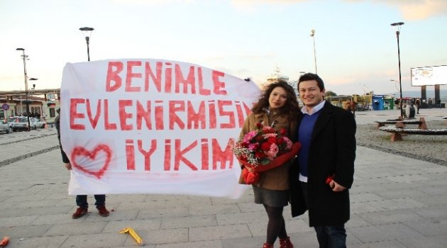Çanakkale'de Genç Aşıktan Sürpriz Evlilik Teklifi